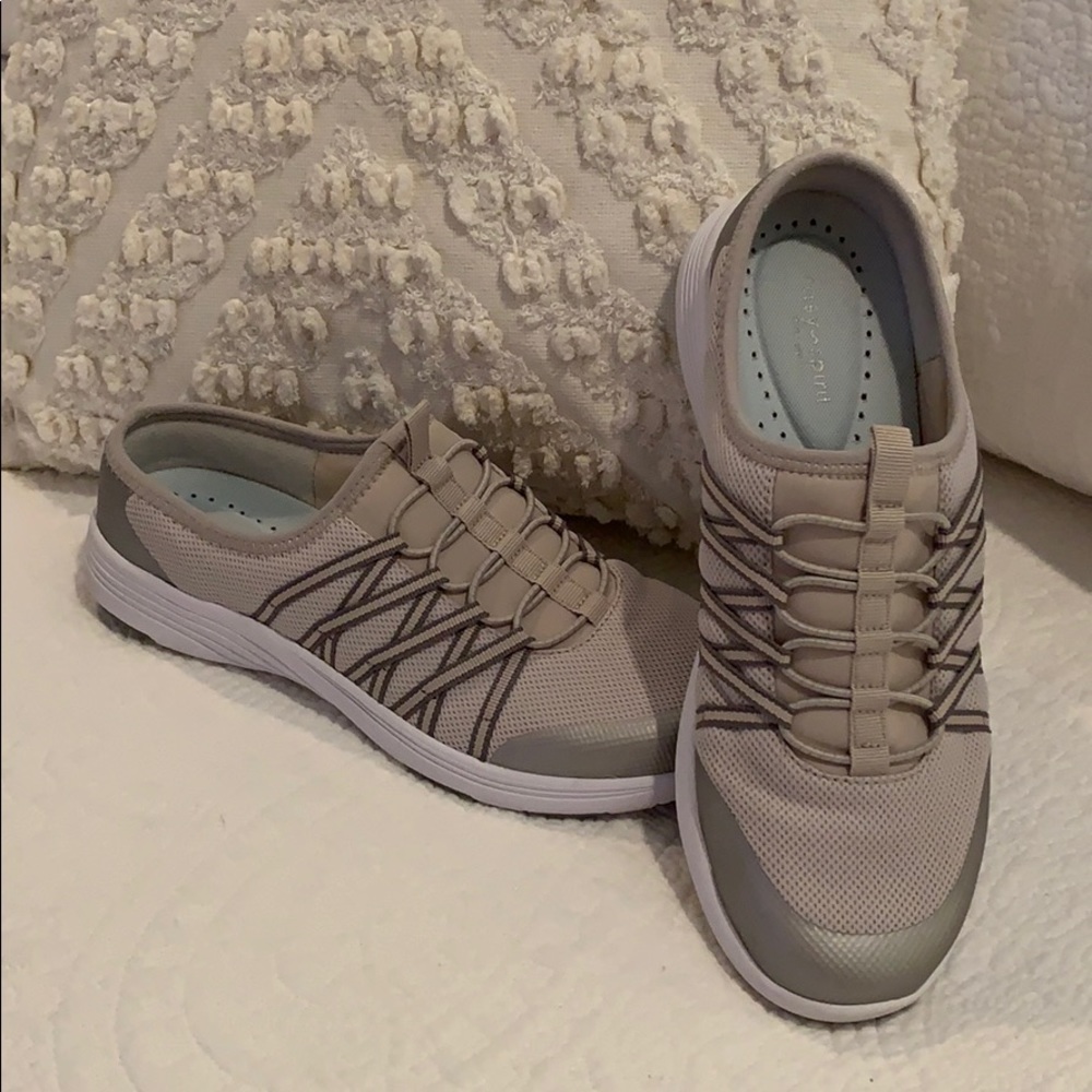 $5 Easy Spirit Gray/Silver Slip-On Shoes Size 8.5W
